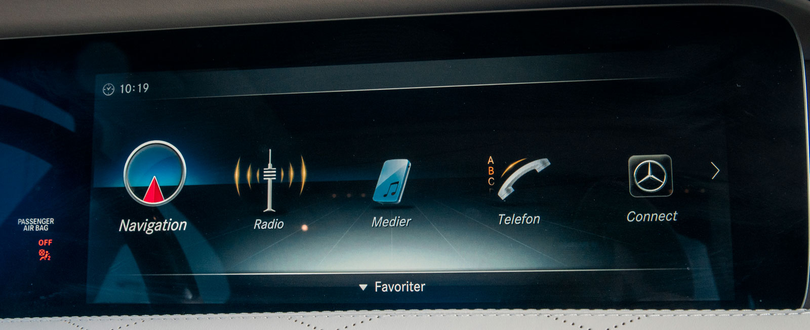 Mercedes mediesystem är enkelt, både att förstå sig på och att använda. Manövreringen sker med vred och/eller pekplatta och snabbknappar finns till många vitala funktioner.