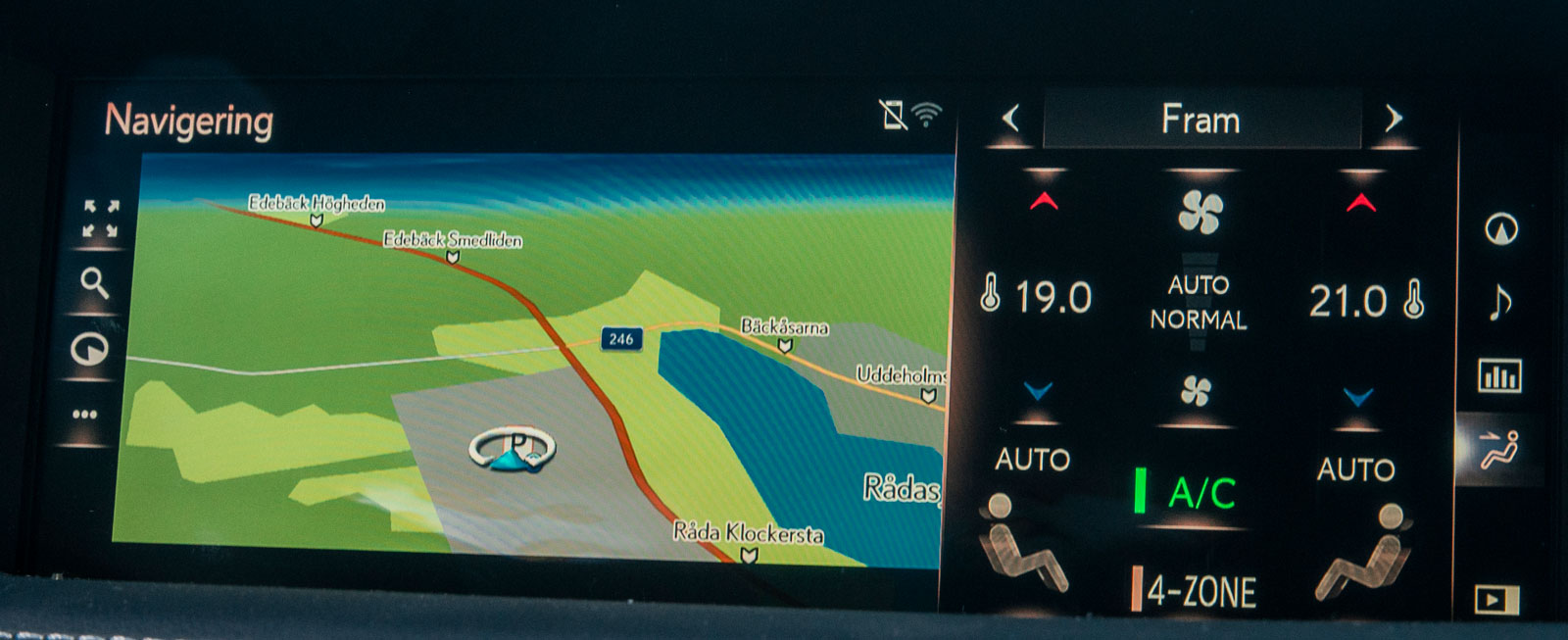 Lexus mediesystem kräver betydligt mer tillvänjning än Audis och Mercedes. Pekplattan är svårkontrollerad under körning och logiken i menyerna är inte helt självklar.