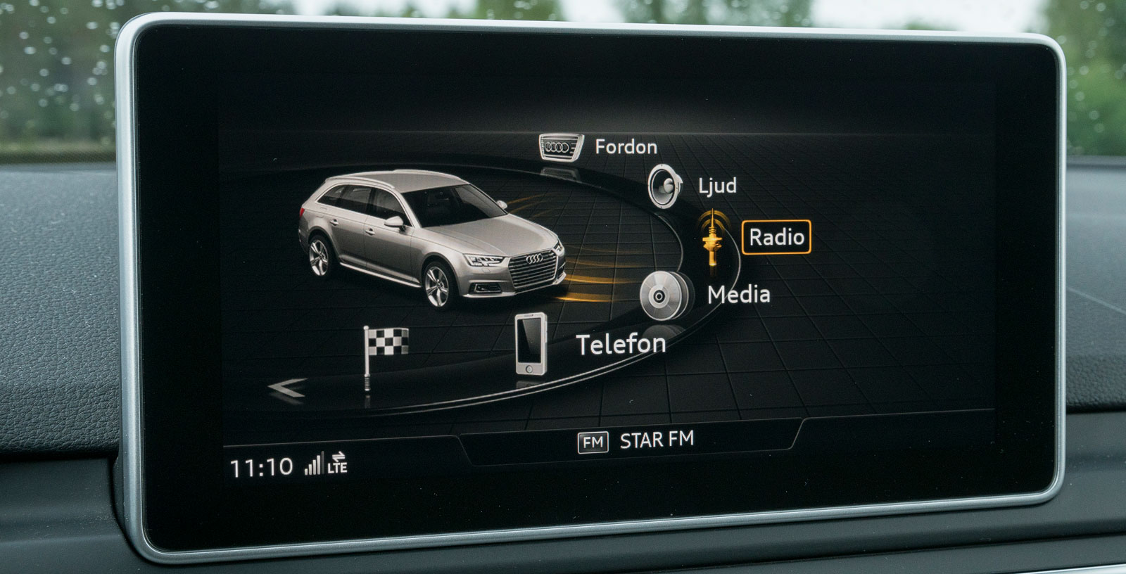 Audis mediesystem erbjuder många möjligheter och har en läcker, krispig grafik. Placeringen av reglagen framför växelväljaren är ovanlig men man vänjer sig snabbt.