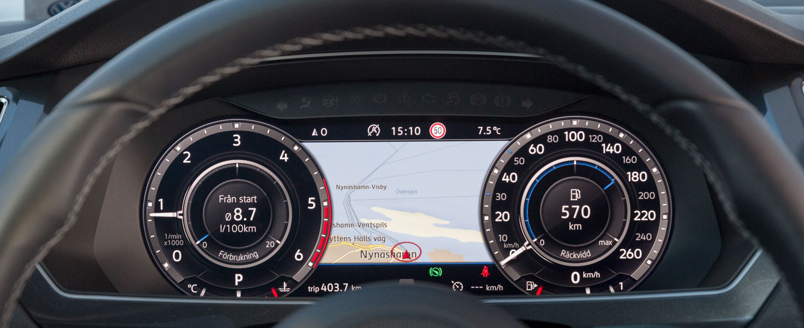 VW:s digitala instrument går i viss mån att skräddarsy efter förarens önskemål. I utrymmet mellan mätartavlorna kan navigatorns kartbild projiceras.