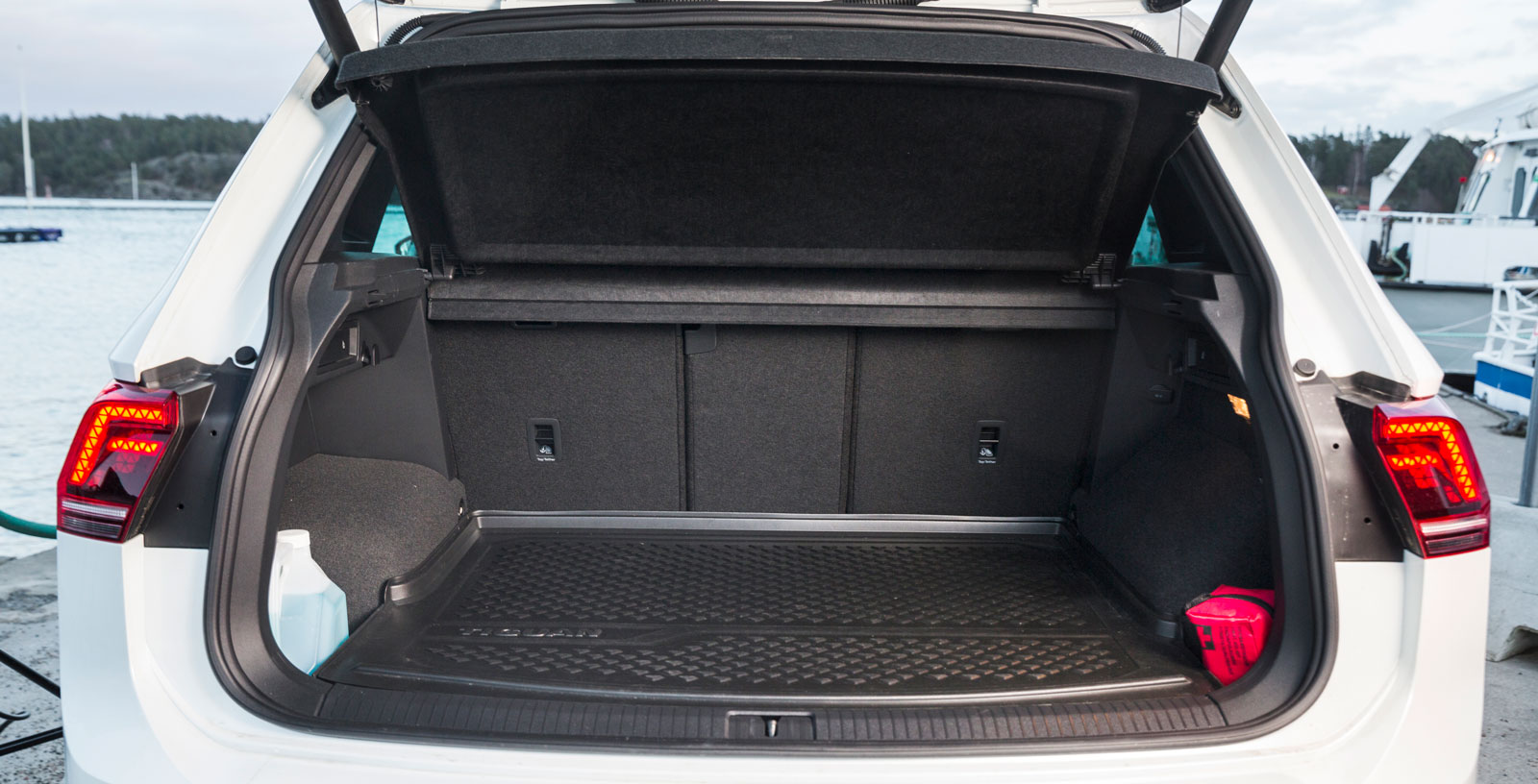 VW rymmer mest i test med uppfällt baksäte, såväl i VDA-liter mätt som när det proppas fullt med drickabackar. Ryggstödet är delbart 60/40 och kan fällas från lastutrymmet. Dubbla kasskrokar ingår, liksom genomlastningslucka och 12 V-uttag. Under lastgolvet finns fack för småprylar och lagningssats.