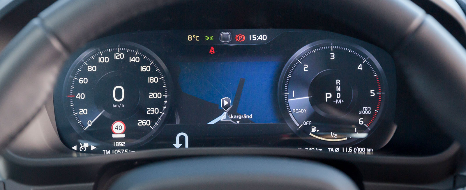 Även Volvo har digitala instrument och de är både elegantast och tydligast i test. Precis som i VW kan navigatorns karta visas i utrymmet mellan mätartavlorna.