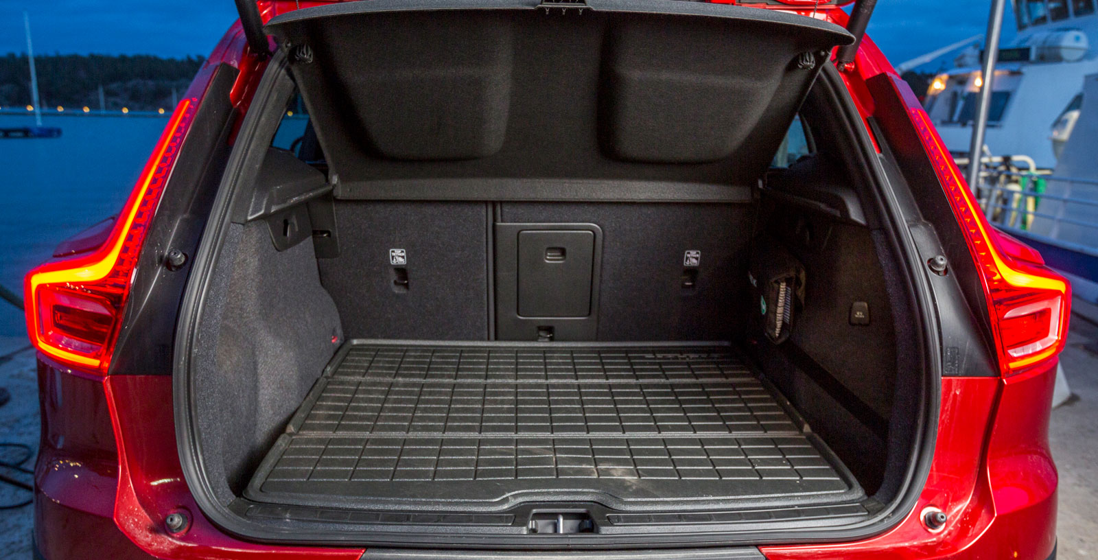 Volvo sväljer minst antal drickabackar med uppfällt bak-säte. Det är den sluttande bakluckan som stjäl plats. Men lastutrymmet är smart inrett med tre extra kasskrokar i det uppvikbara lastgolvet (tillval). Ryggstöden kan fällas (60/40) elektriskt från lastutrymmet och genomlastningslucka finns.