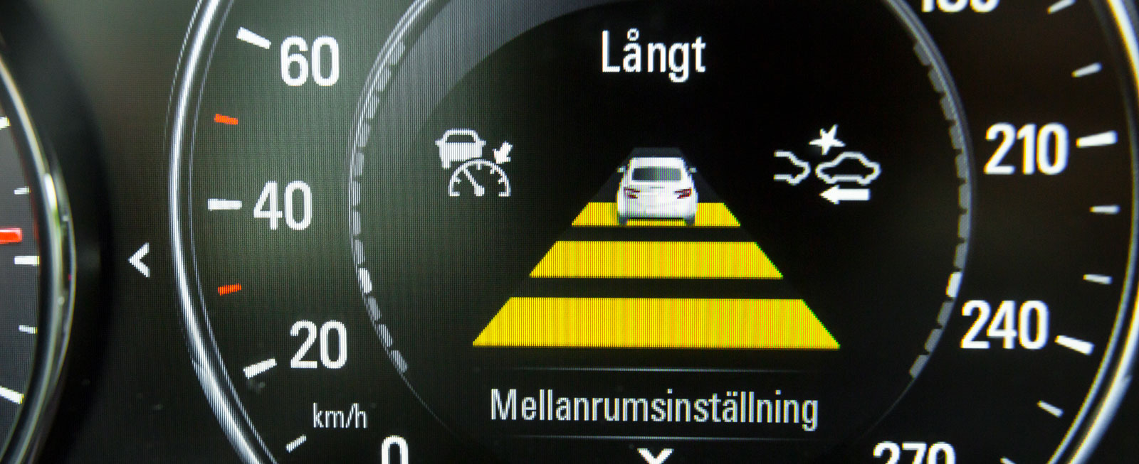 Även den aktiva farthållaren kostar 5 900 kr extra. Grafiken är färgglad och tydlig och visas i centrum av hastighetsmätaren.