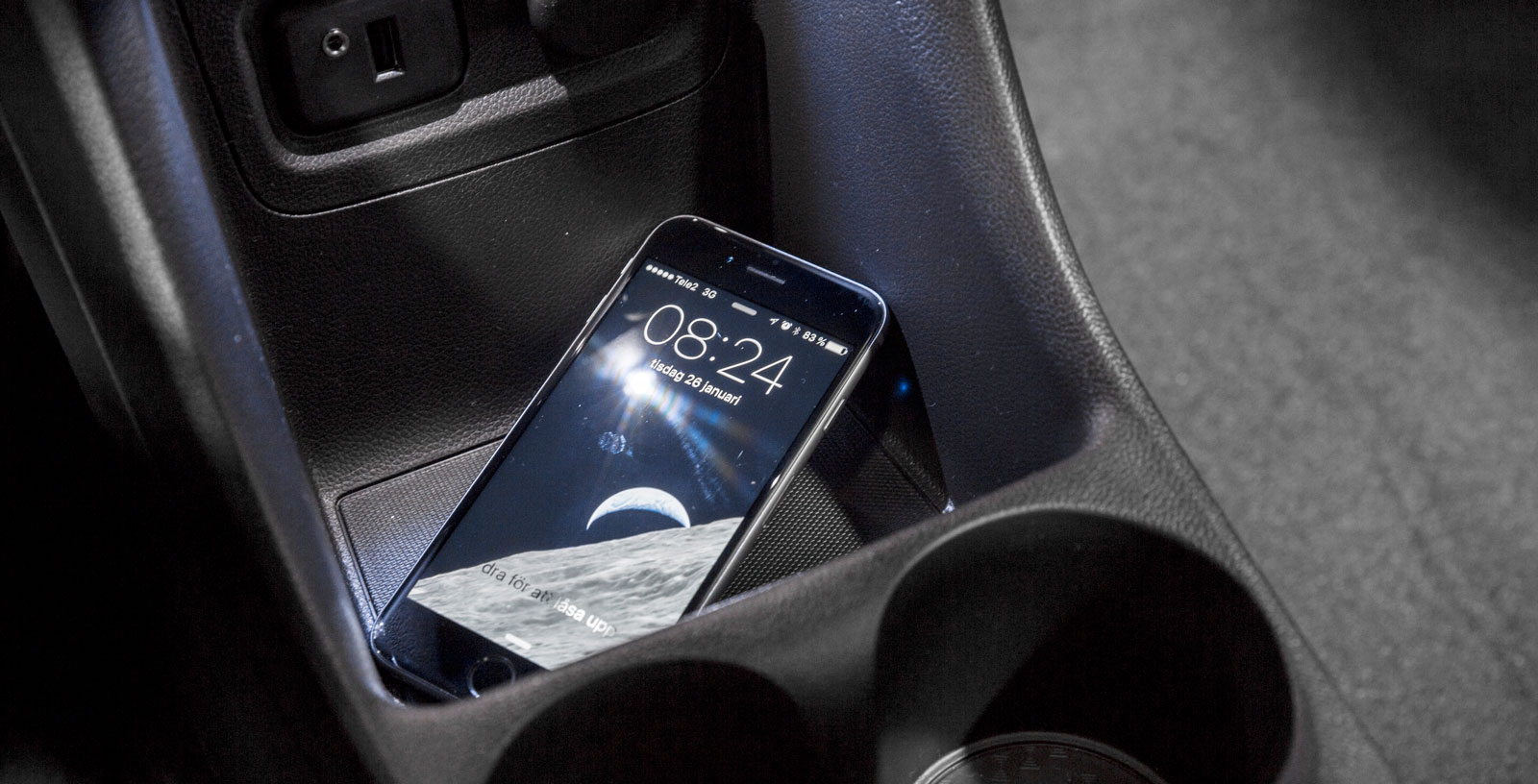 Opel Karl har
många bra fack för småsaker – till exempel ovanför radioanläggningen och ovanför handskfacket. Det senare är väl tilltaget och rymmer instruktionsboken och lite till. Mittfacket, som gjort för en mobil, är dessutom belyst när halvljuset tänds.