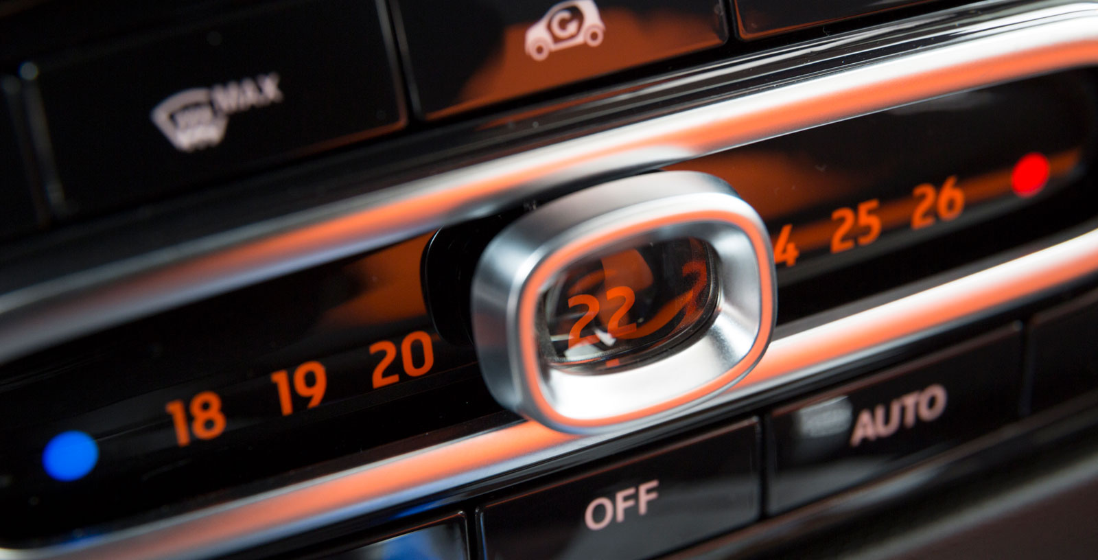 Forfour har ett smart reglage i klimatanläggningen. Skjutreglaget för inställning av temperatur innehåller ett litet förstoringsglas. Klimat- och ljudpaketet i testbilen är ett tillval som kostar 7 900 kronor. Men det är en lyx man gärna vill ha också i en liten bil.