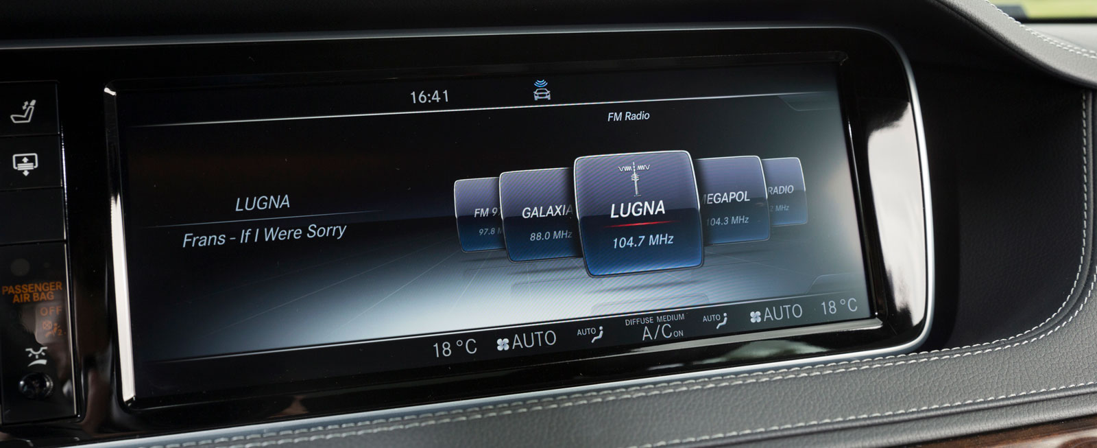 Mercedes är ensam om att sakna pekfunktion och menysystemet styrs enbart av vred och knappar på mittkonsolen. Det fungerar smidigt och grafiken är tydlig.