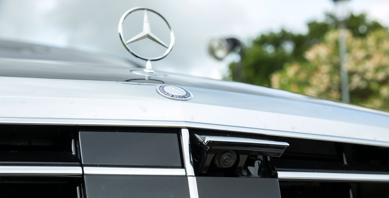 Den främre parkeringskameran är dold bakom Mercedes-grillen och fälls ut vid behov.
