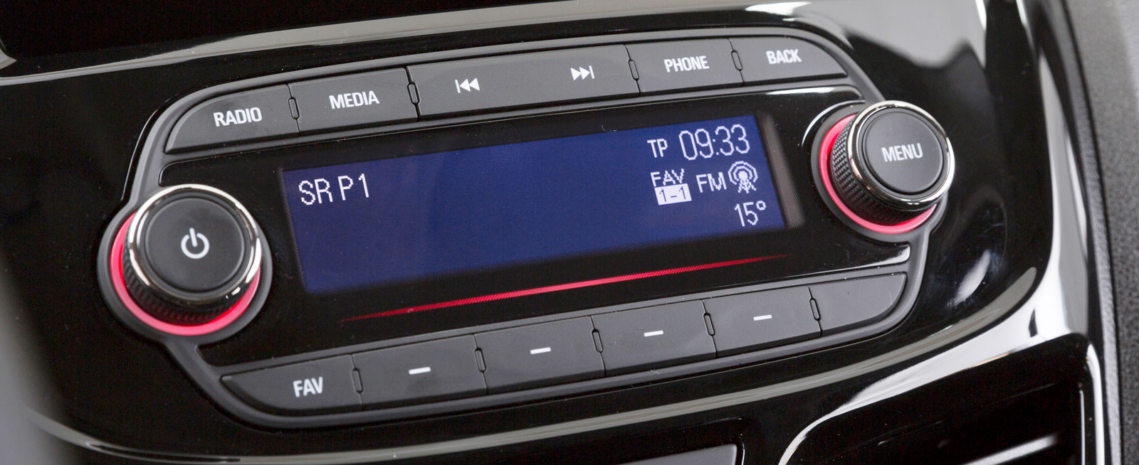 Testbilen var inte utrustad med intelliLink och 7-tumsskärm som är tillval (se mediefunktioner). Standard är en radio med blutooth och styrning med rattknappar.