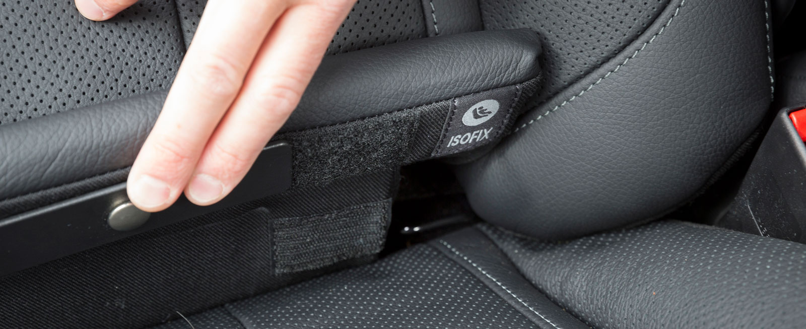 mercedes och BMW döljer Isofix- fästena väl bakom mjuka kuddar.