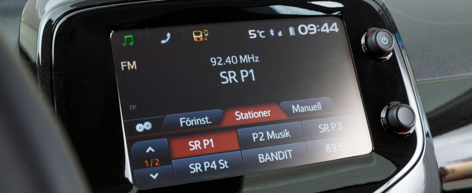 I Aygo X-Cite ingår X-touch, Toyotas nya multimediasystem. Det har en 7-tums touchskärm integrerad i panelen. MirrorLink, navigation och backkamera ingår.
