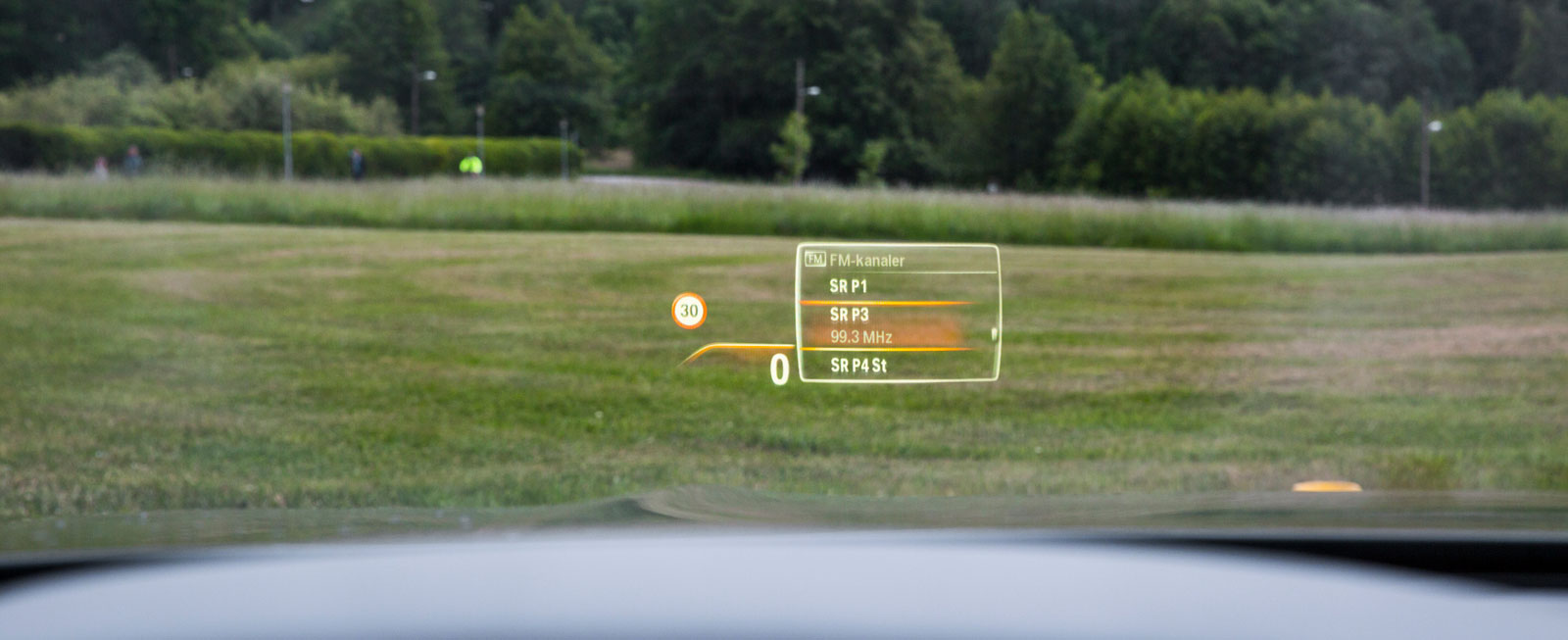 Stor head up-display. Via rattknapparna kommer radiolistan upp på vindrutan när man letar nästa station.