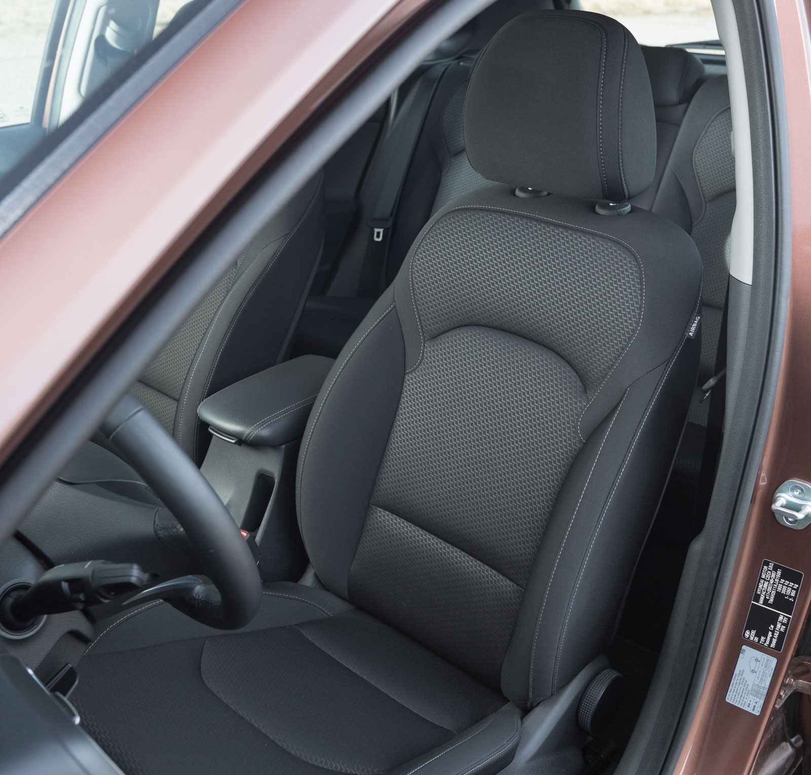 Bra och rejäla stolar också i Hyundai. Klädsel i välventilerad textil, blixtsnabb stolsvärme.