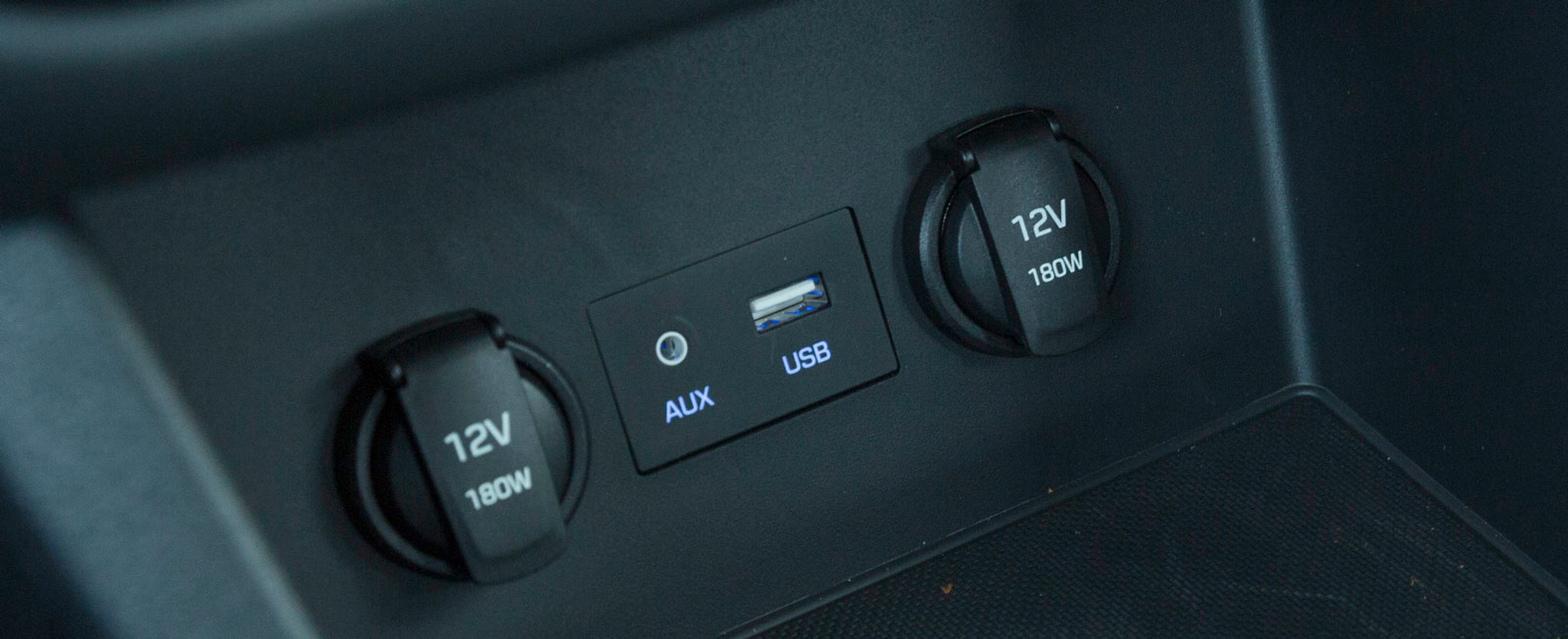 Hyundai (och systermärket Kia) brukar ha bra ordning på kontakter och uttag för diverse apparater – nya i30 är inget undantag.