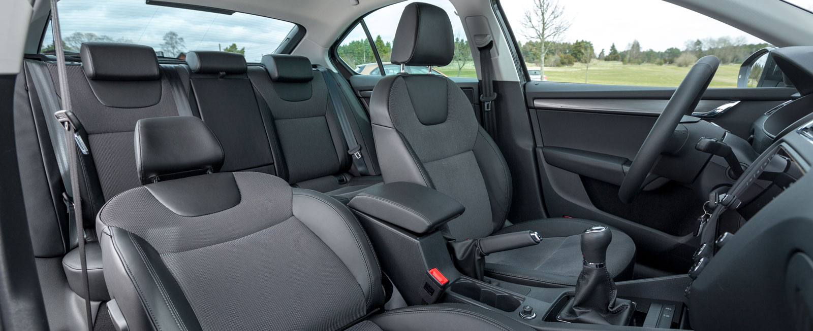 Skoda har klassens som helhet klart största kupé, särskilt ben- och fotutrymmet i Octavias baksäte förtjänar högsta betyg. Axelavståndet är tre centimeter större än för VW Golf. Takhöjden bak kan vara i minsta laget för riktigt långväxta.