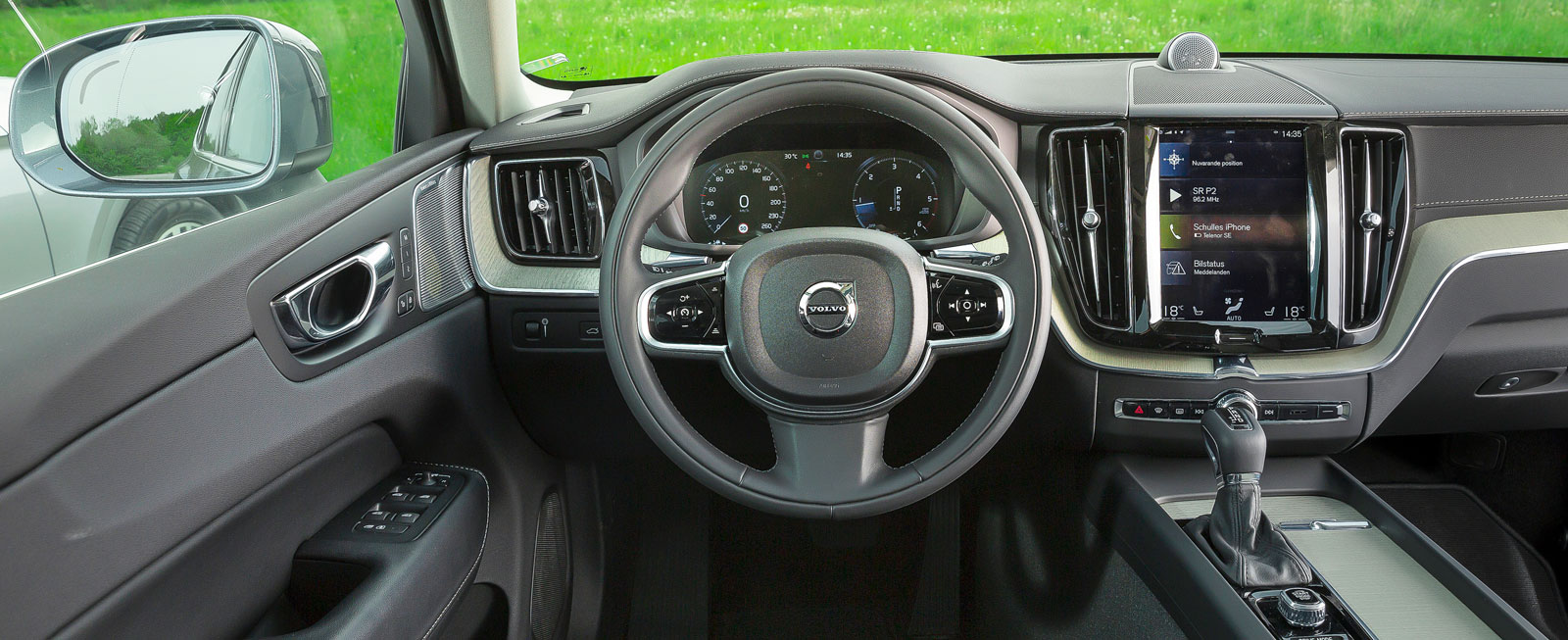 XC60-miljön är snarlik den i XC90 men den kontrasterande ”träpanelen” har annan form. Bra finish, hög funktionalitet och flest trivselpoäng av förarna.