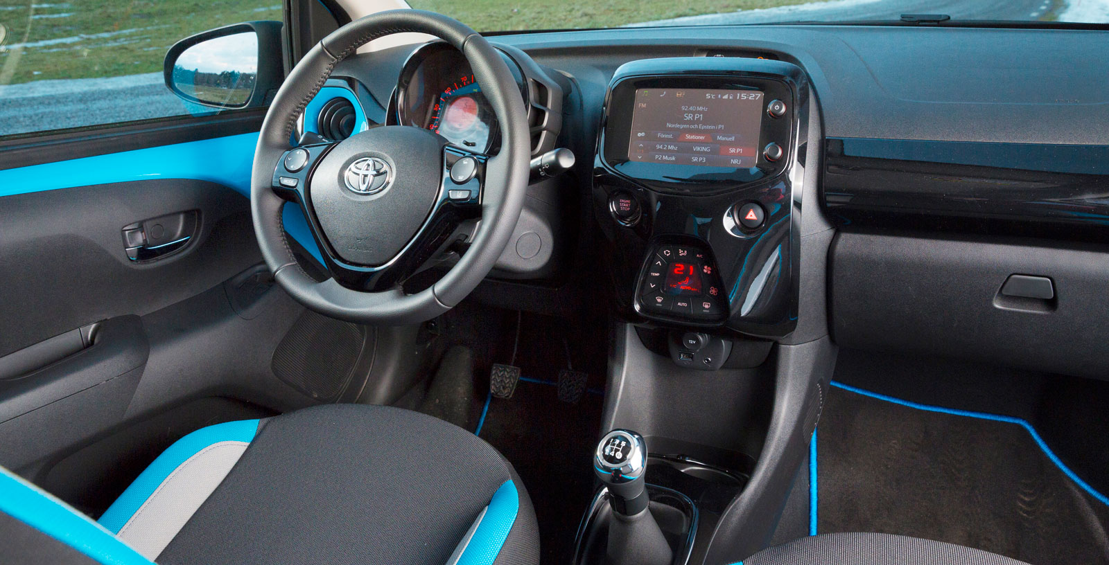 Toyota har också satt färg på inredningen. Testbilen hade blå detaljer på bland annat dörrar och säten. För övrigt snygg layout på förarplatsen.