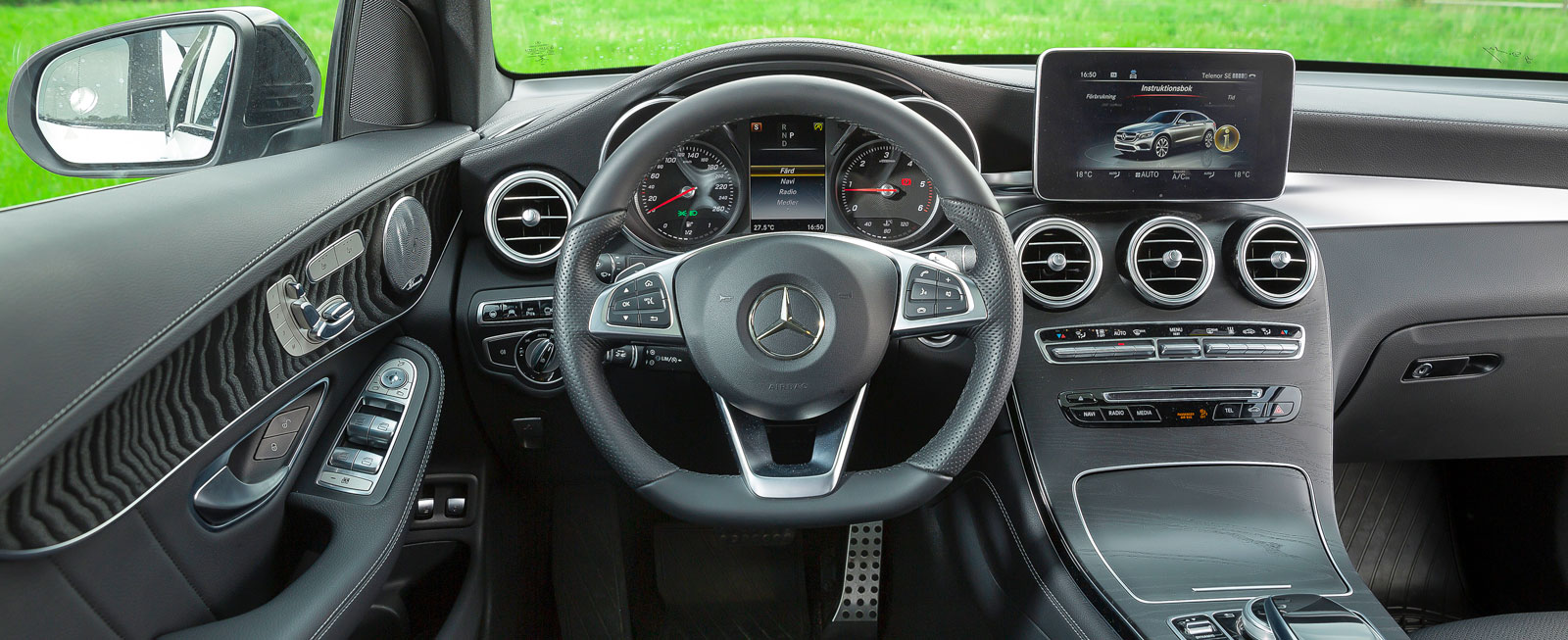 Stilen är bekant från flera Mercedes, handhavandet är mycket enkelt och även långbenta har gott om plats. Testbilens dörrpaneler knarrade oskönt.