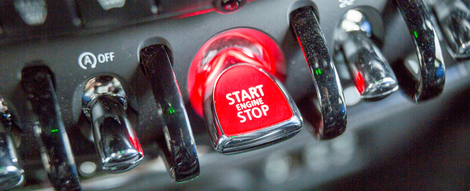 Förarmiljön designad i minsta detalj och motorn startas med en vipptangent som pulserar i rött.