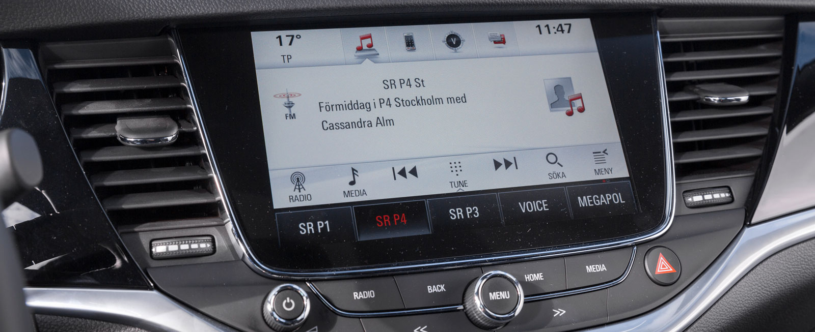 Opels skärm är något mindre än Renaults men ”känns” som den större av dem. Enkel att sköta, logiskt gränssnitt. Somligt kan också skötas från rattknapparna – bra.