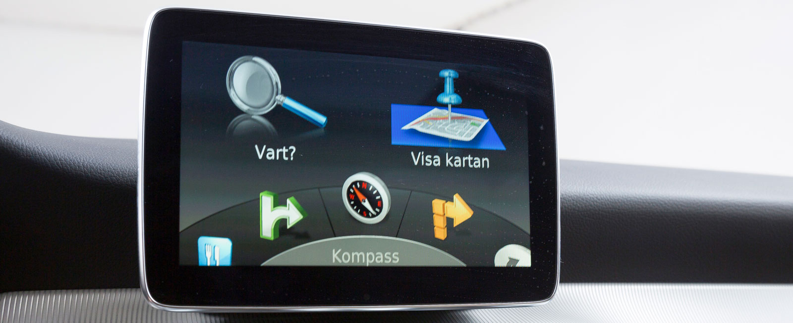Mercedes grundsystem är både lättfattligt och lätthanterligt, men inte så innehållsrikt. I testbilen var systemet kompletterat med en navigator från Garmin (bilden).