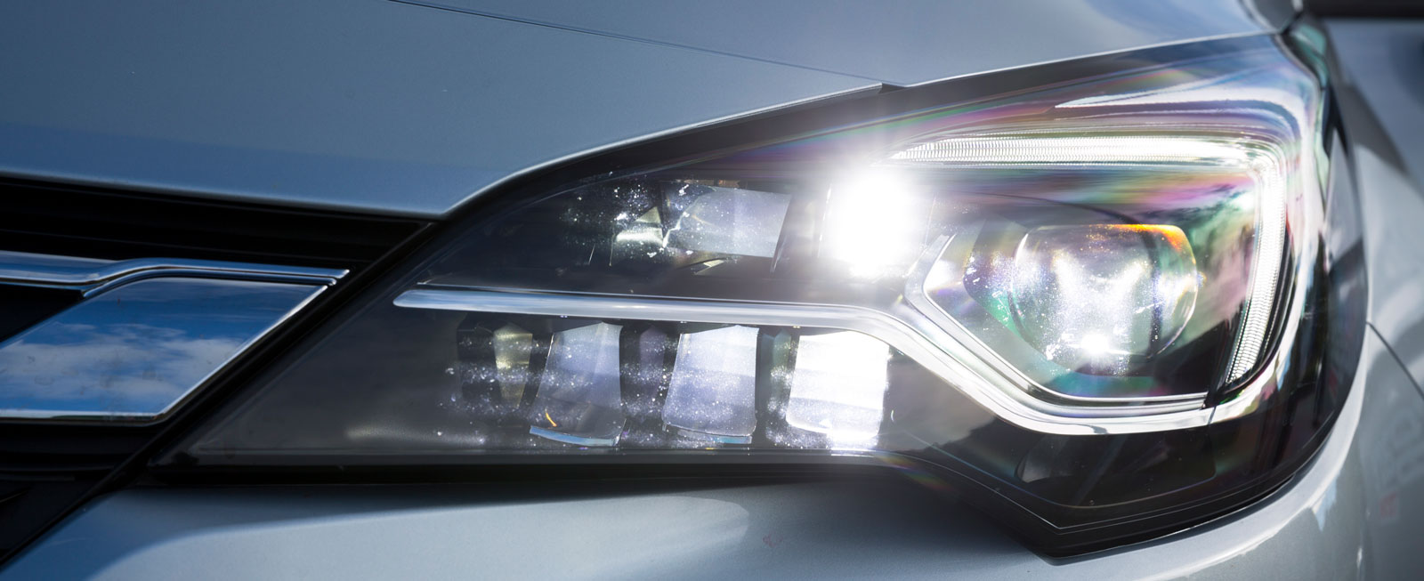 LED-strålkastarna med automatiskt adaptiv helljusbild som ”skonar” mötande ger massivt sken och fungerar väldigt bra.