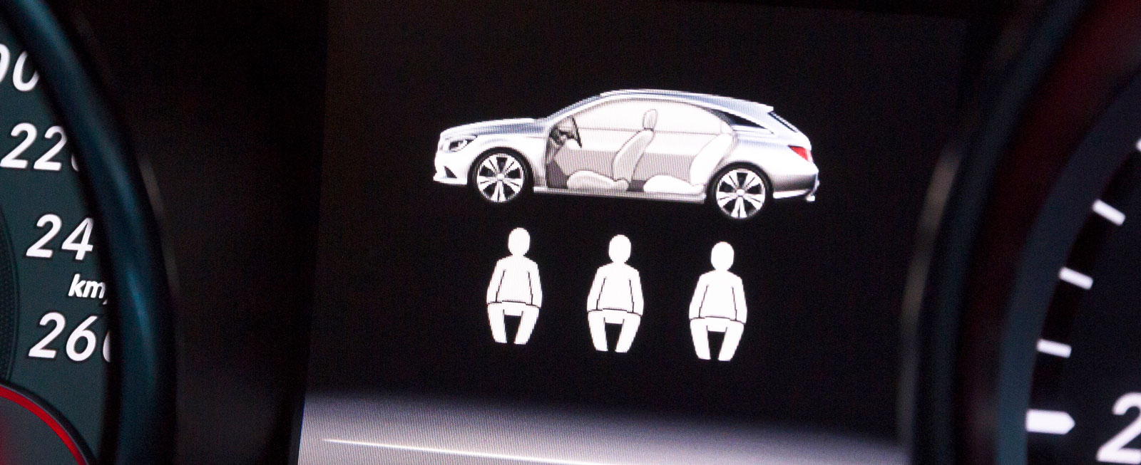 Även mercedes har tydliga bältespåminnare för baksätet.