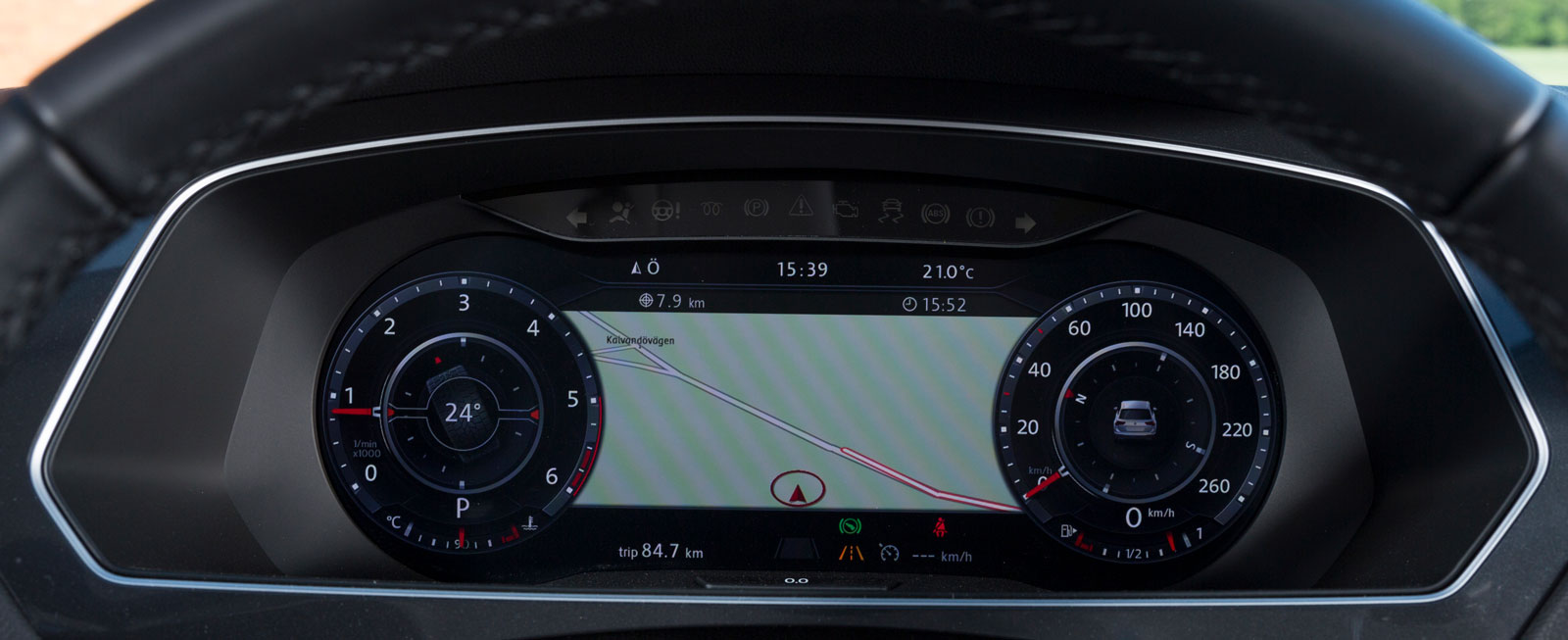 I Tiguan kan man mot tillägg få den suveräna möjligheten att få en bra bit av navigatorns kartbild mellan mätarna. Inget nytt för VW men attans bra när man letar efter rätt väg.