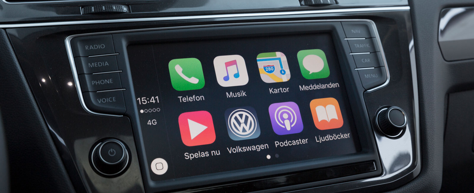 Tiguan har navigation via mobiltelefon (Apple Car Play). Vår GT var extrautrustad med bland annat Discover Pro. Karta och vägledning i instrumenteringen är bra!