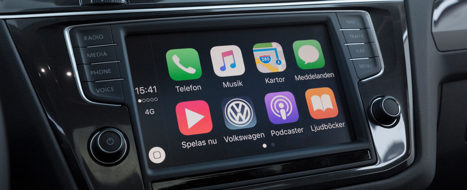Testets Tiguan hade en lite enklare typ av system med mindre skärm än Skodas och riktiga knappar vid sidan av. Här i speglingsläge med AppleCarplay.