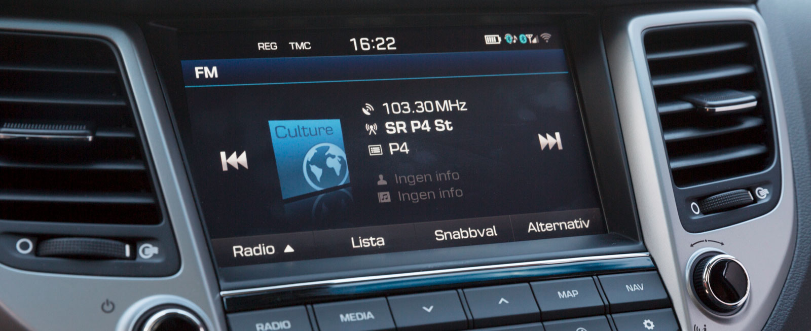 I Tucson Premium ingår en åttatums-display med navigationssystem, skyltavläsning och backkamera. Standard är 3,8 tum. TomTom Live-tjänst med trafikinfo ingår.