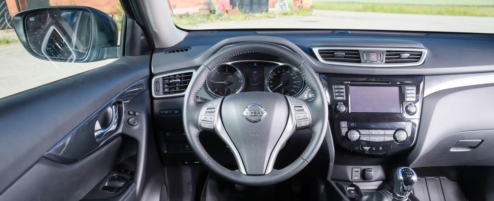 Nissan X-Trail är bitvis plastig i inredningen men bjuder på generösa utrymmen. Stolsdynan är aningen platt vilket tröttar långbenta förare.