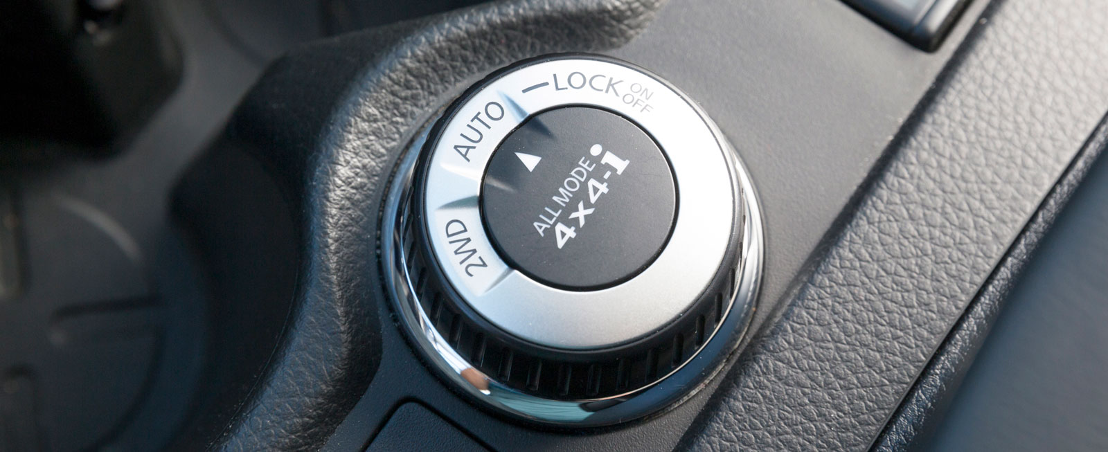 Enkel ratt för manövrering av drivsystemet. Tre lägen: 2 WD, Auto och Lock.