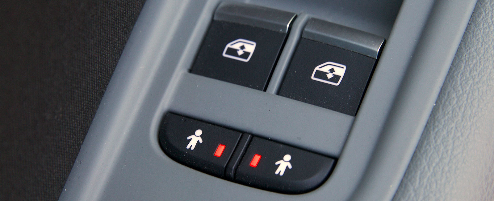 I Audi sköter föraren barnsäkringen av bakdörrarna från sin plats.
