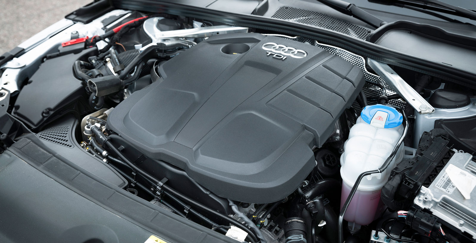 Audis dieselfyra är förstås den samma som i VW men längsmonterad. Stark och snål i alla lägen och till skillnad från VW är samarbetet med DSG-lådan utmärkt avstämt och motorljudet under belastning klart lägre.