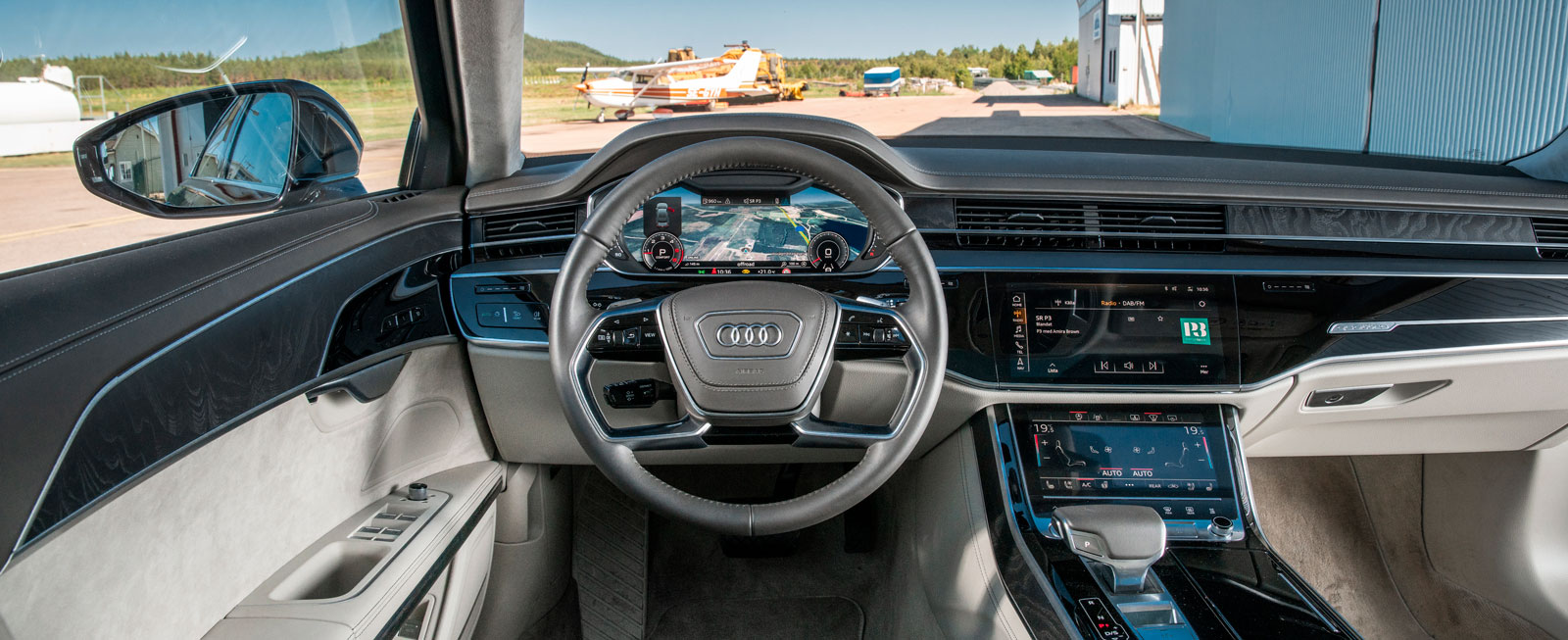 Audi har rensat hårt bland knappar/reglage och ersatt dem med två stora pekskärmar. Allmänintrycket är stramt – men med en rejäl dos lyxkänsla.