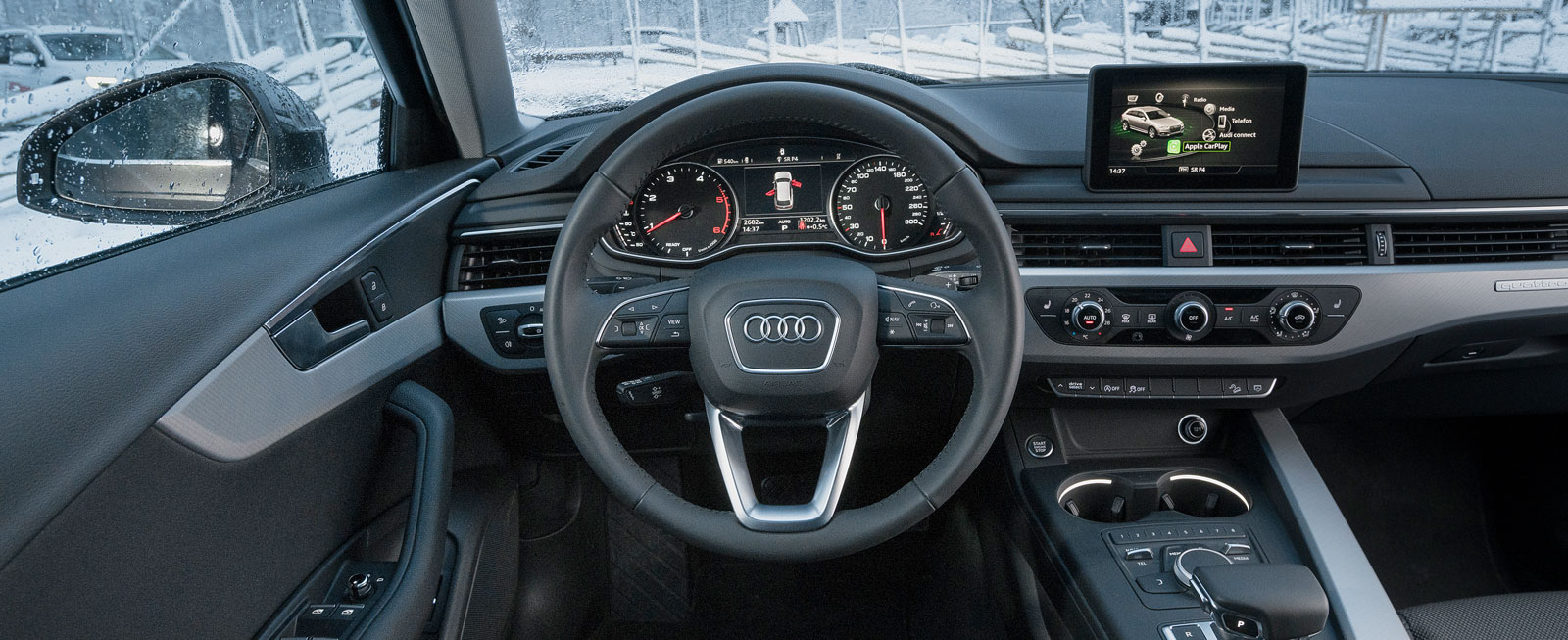 Audis förarmiljö känns lågbyggd och tajtare än Opels och VW:s. Bred mittkonsol, skön tygklädsel, utmärkt finish och bra sikt snett framåt hör till.
