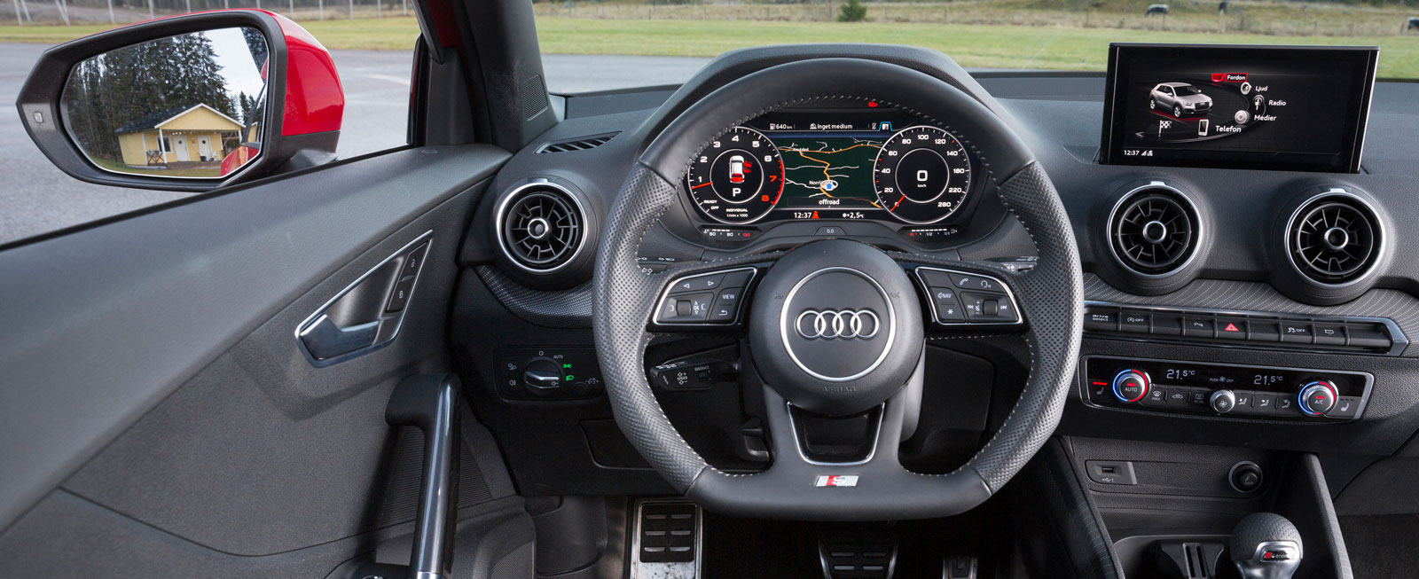 En för Audi välbekant grunddesign som fungerar utmärkt. Rejäl stödplatta för vänster fot. Dörrpanelerna ger ett billigare intryck än övriga detaljer.