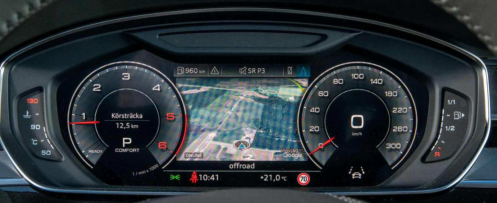 Snyggt, funktionellt och lätt-
överskådligt. Audis digitala instrumentkluster kan anpassas på en rad olika sätt. Navigationskartan visas mellan mätartavlorna.