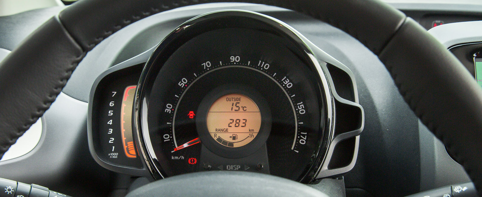 Toyotas instrumentering är kompakt, men fungerar helt okej. Stapeln till vänster är varvräknaren och i den gula rundeln i mitten av hastighetsmätaren visas informationen från färddatorn.