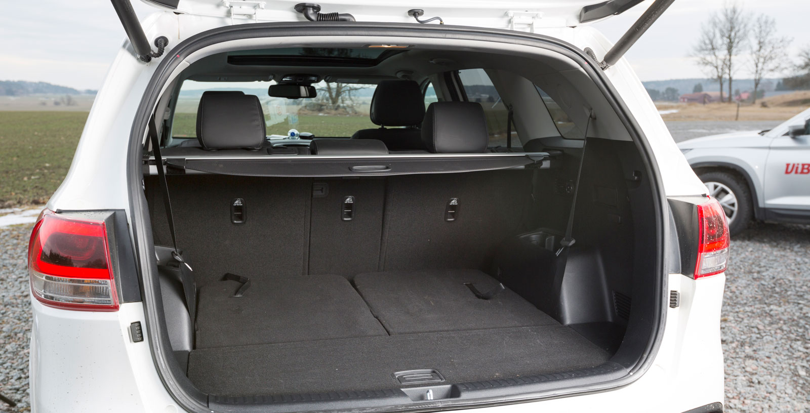 Testets Kia är sjusitsig, på bilden med stolarna längst bak i nedfällt läge. Utrymmet för bagage är verkligen generöst, som mest fick vi in 46 backar. Med alla sittplatser uppfällda blir det dock knapert för reseeffekterna.