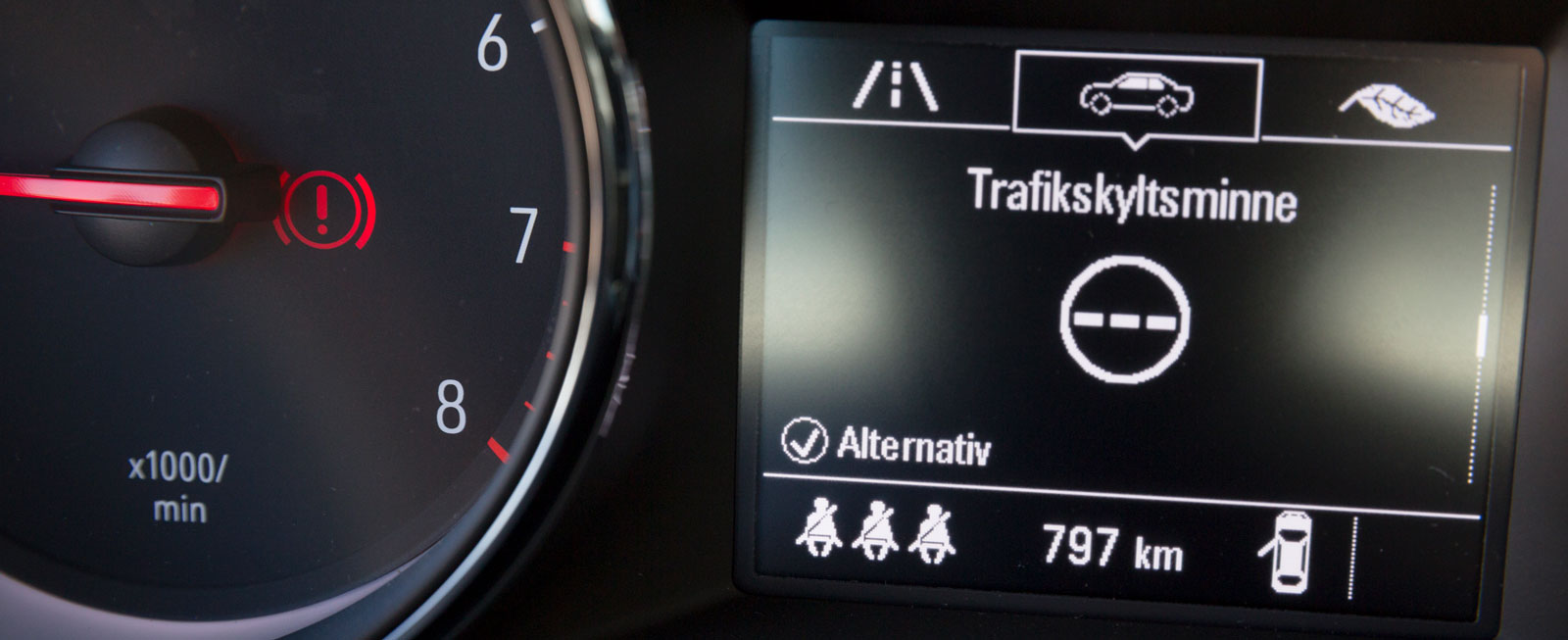 I Opel blir de gråa figurerna godkänt gröna när bältena bak är på.