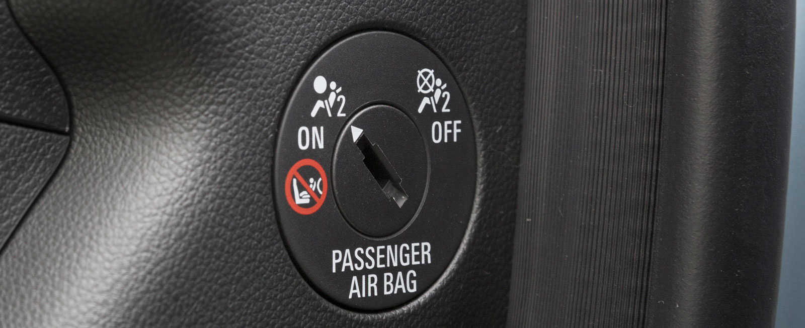Alla tre testbilarna har avstängbar krockkudde, på bilden Opel.