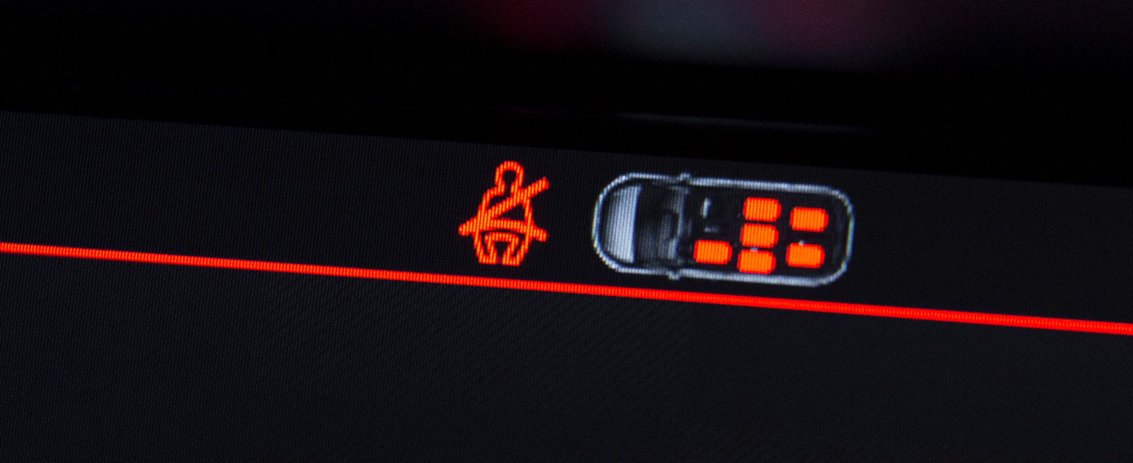 Samtliga har bältesindikator för alla platser. Här Citroën.