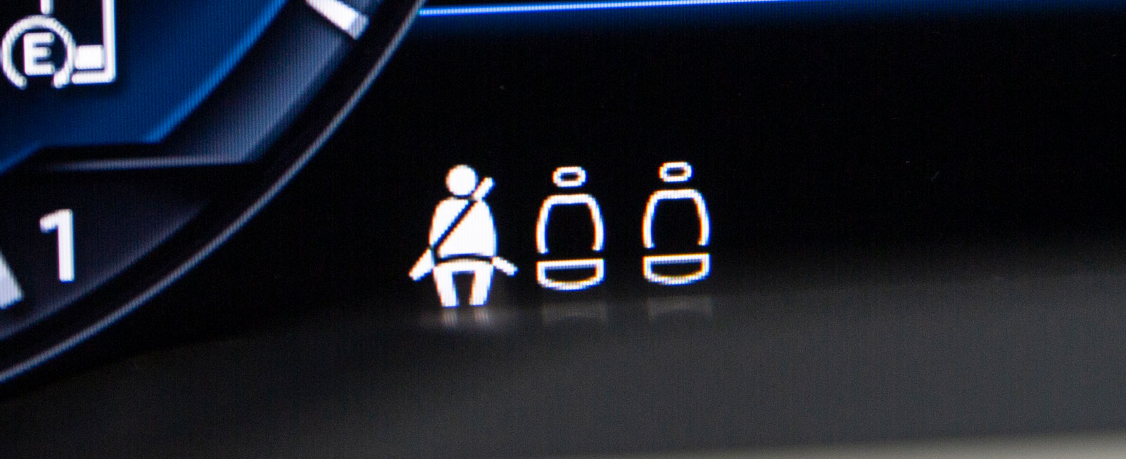 Volkswagen har mikroskopiska symboler för bältesläget i baksätet.