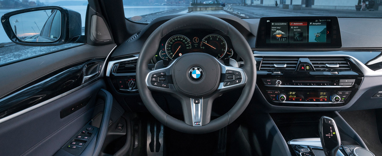 Sobert, ergonomiskt och funktionellt på typiskt BMW-manér. Förarplatsen i nya 5-serien känns välbekant, trots att det mesta är helt nytt.
