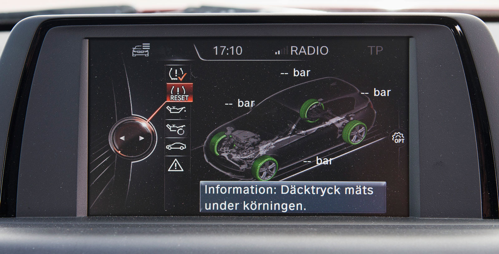 Testbilen hade ”bara” standardsystemet med ganska liten men ändå tydlig skärm. Handhavandet med iDrive-vredet är enkelt, både för den som är van BMW-förare och för nybörjare.