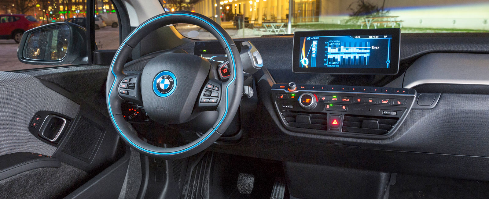 Avskalad miljö som är oväntat rymlig med tanke på yttermåtten. Mixen av futurism och gamla BMW-knappar skapar en anakronistisk upplevelse.
