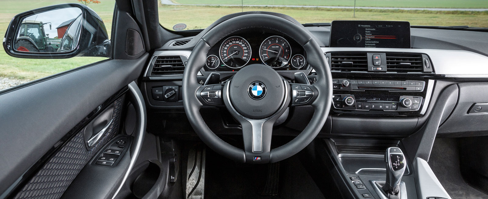 BMW, liksom. Uppläggningen och designen ändras måttligt mellan generationerna, ergonomi, finish och materialval håller utmärkt klass.