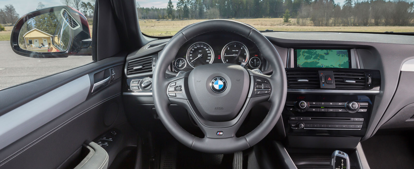 Många gemensamma drag med andra BMW men ändå med viss egen karaktär. Bra finish, men knölig växelförare och snudd på alltför tjock ratt stör.